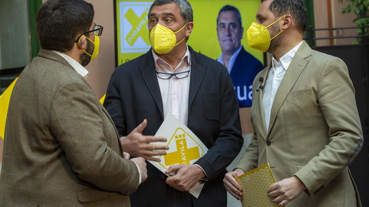 El presidente de Por Ávila, José Ramón Budiño, a la derecha, junto a varios cargos del partido, durante la campaña electoral.