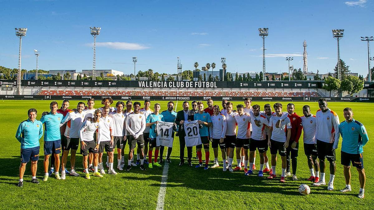 La plantilla del valenciaCF regala una camiseta a Quartararo y Arbolino