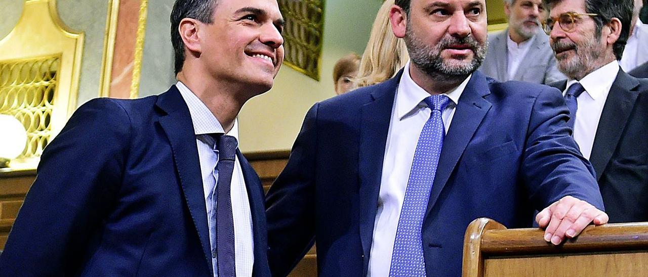 Pedro Sánchez junto a José
Luis Ábalos en un pleno en el
Congreso antes de la covid.  efe