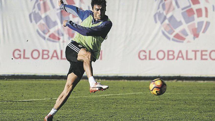 Vila golpea el balón durante un entrenamiento del Oviedo.