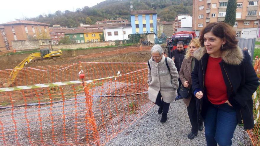 Concepción Saavedra, la alcaldesa, Gema Álvarez, y la portavoz del PSOE, Loli Martínez, detrás, en la parcela.