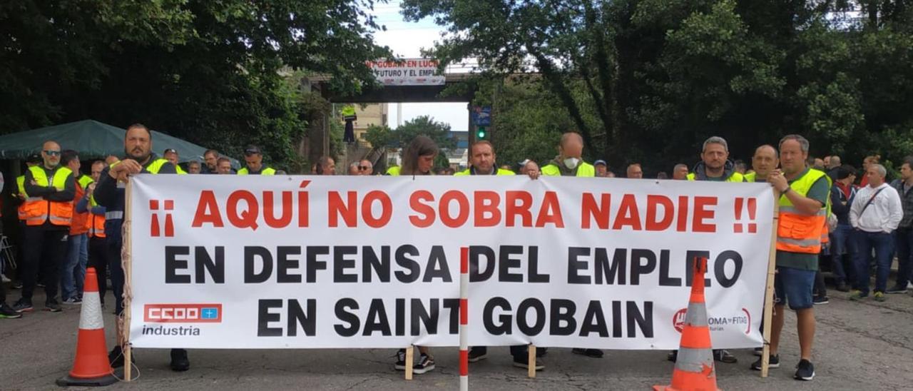 El piquete informativo, ayer, en la puerta de la planta de Saint-Gobain en Avilés.