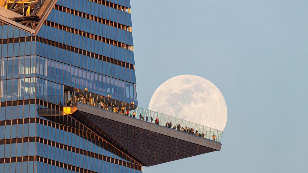 Fotografía de la luna sobre "The Edge Building" por Jordi L. Coy