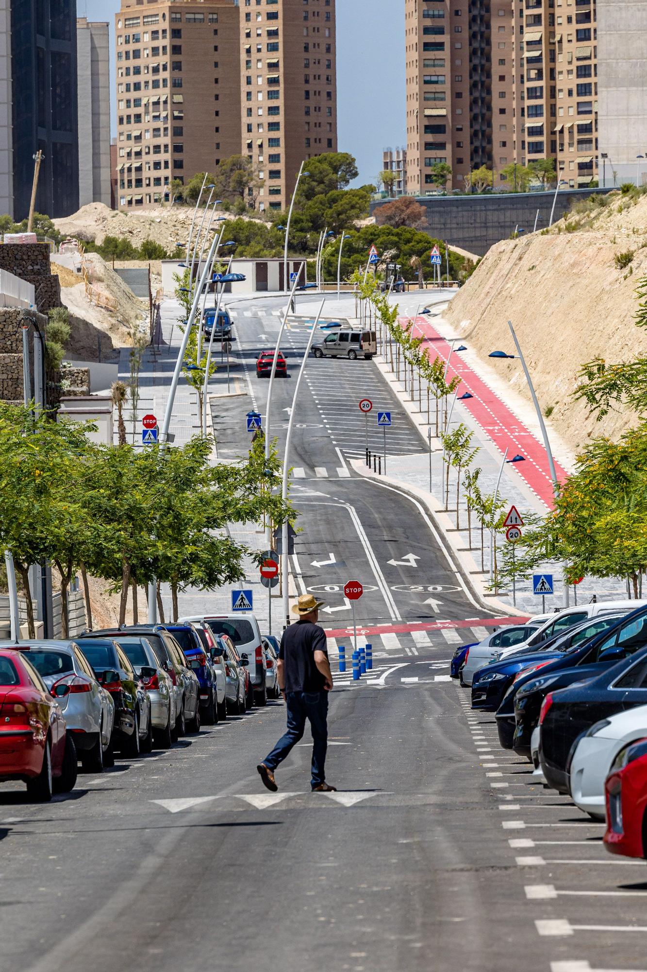 Los nuevos viales del sector 2/1 se abren este lunes al tráfico tras más de un año de obras de urbanización | La prolongación de tres avenidas permite conectar la zona norte de la avenida Vicente Pérez Devesa con la zona sur de Armada Española