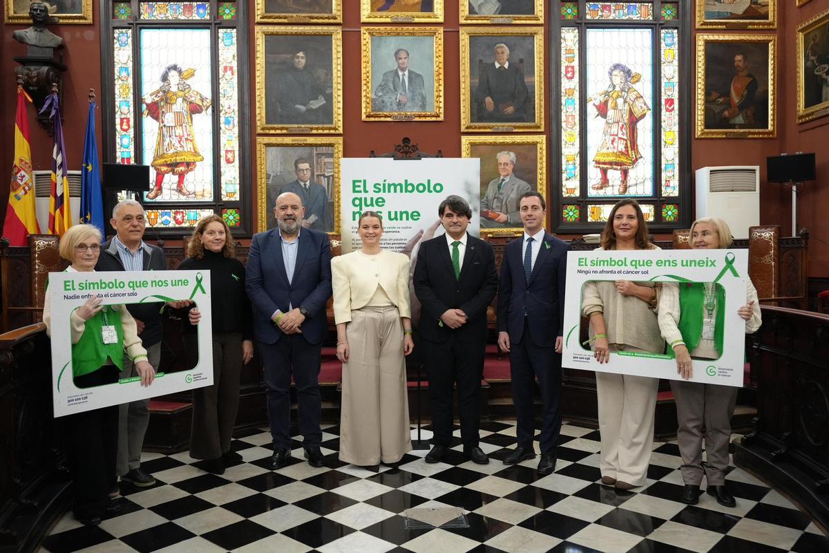 La fotografía institucional del acto de la Asociación contra el Cáncer de Baleares esta mañana en la sala de plenos del Ayuntamiento de Palma.