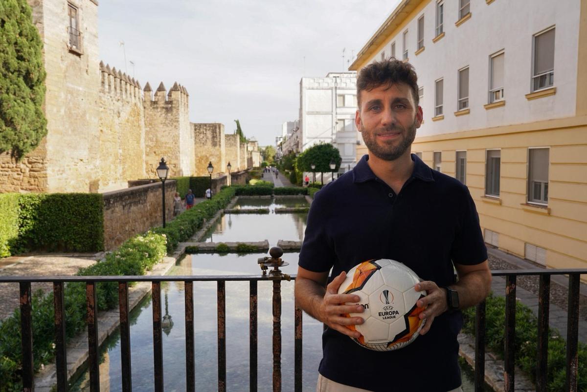 José Antonio Romero, junto a la Puerta de Almodóvar de Córdoba con el balón de su Europa League en el Sevilla.