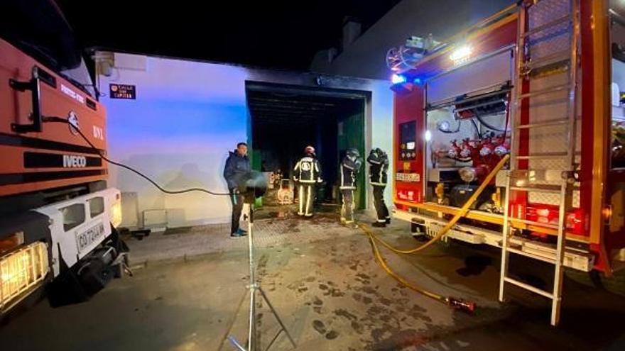 Los bomberos sofocan un incendio en unas naves municipales de Pedro Abad