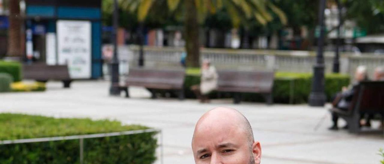 Marino González, ayer, en el paseo de Begoña de Gijón.