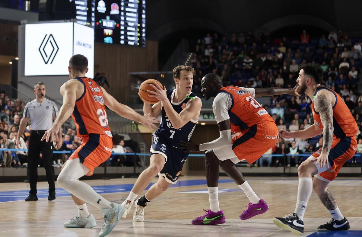 Duscak entra a canasta ante la oposición de Cremo, Diop y Cuevas.