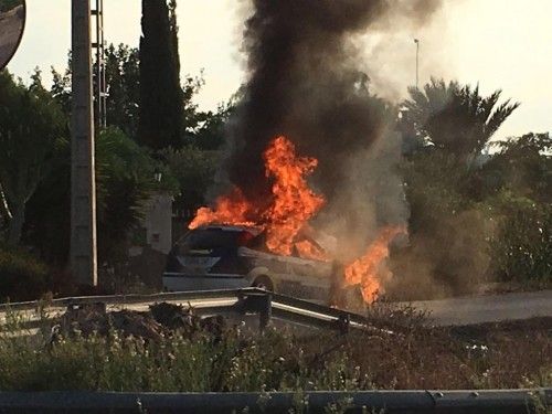 El vehículo se ha incendiado mientras patrullaban pero no ha habido que lamentar daños personales