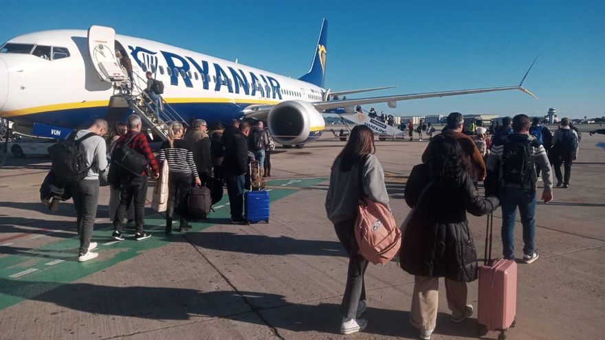 La justicia suspende la multa de Consumo a Ryanair y avala el cobro de la maleta de mano