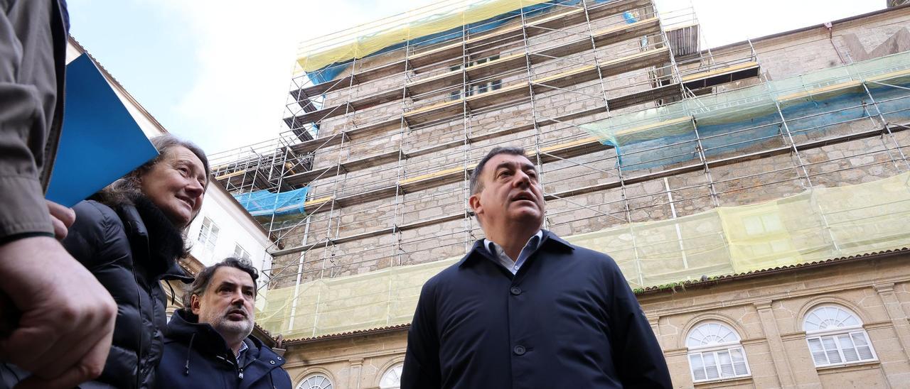 Román Rodríguez, ayer, en una visita a las obras de  rehabilitación de la iglesia de San Francisco, en Santiago.