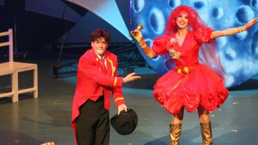 La obra Balagan llenó de colorido y espectáculo la Sala A del Auditorio, en el estreno de la programación de la concesionaria.