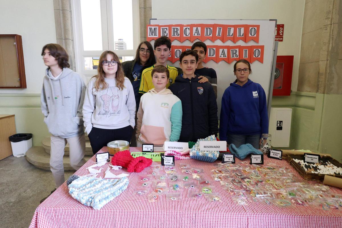Un grupo de alumnos del instituto ante el puesto solidario de venta.