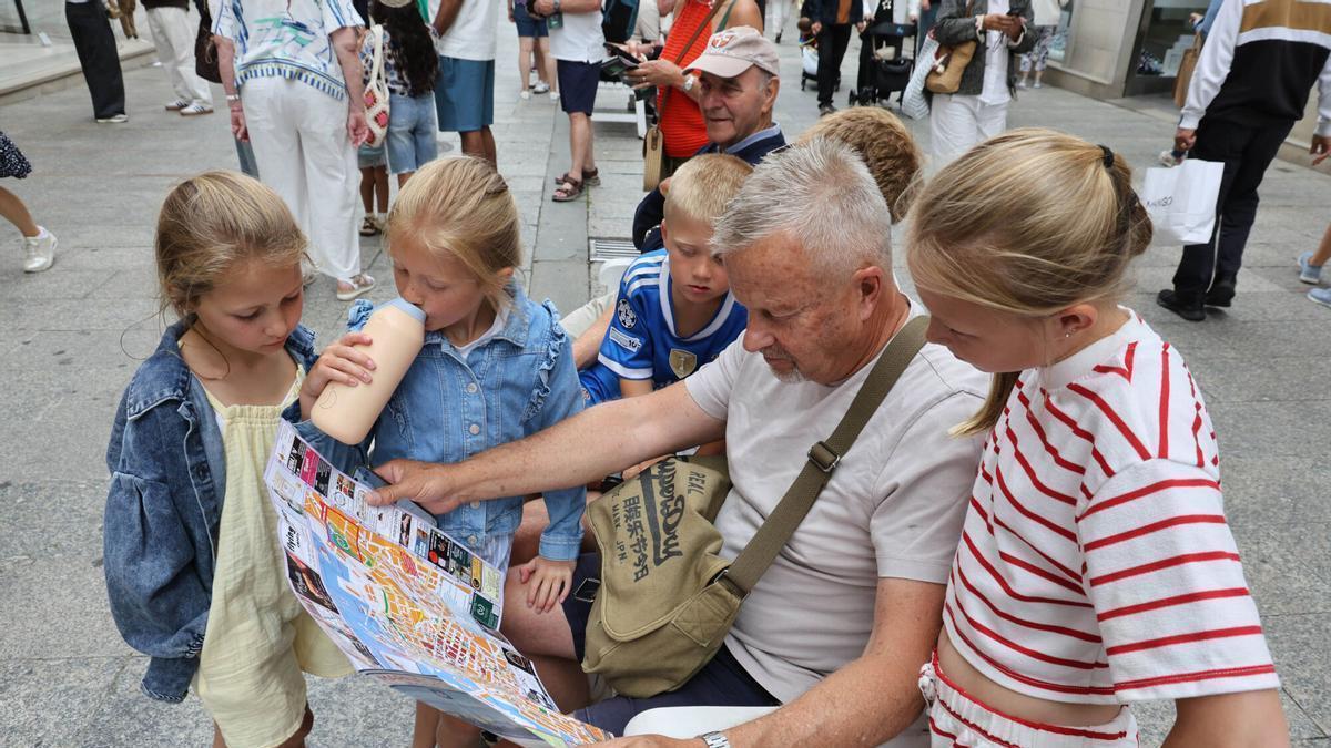 Turistas ojeando un mapa de Vigo.