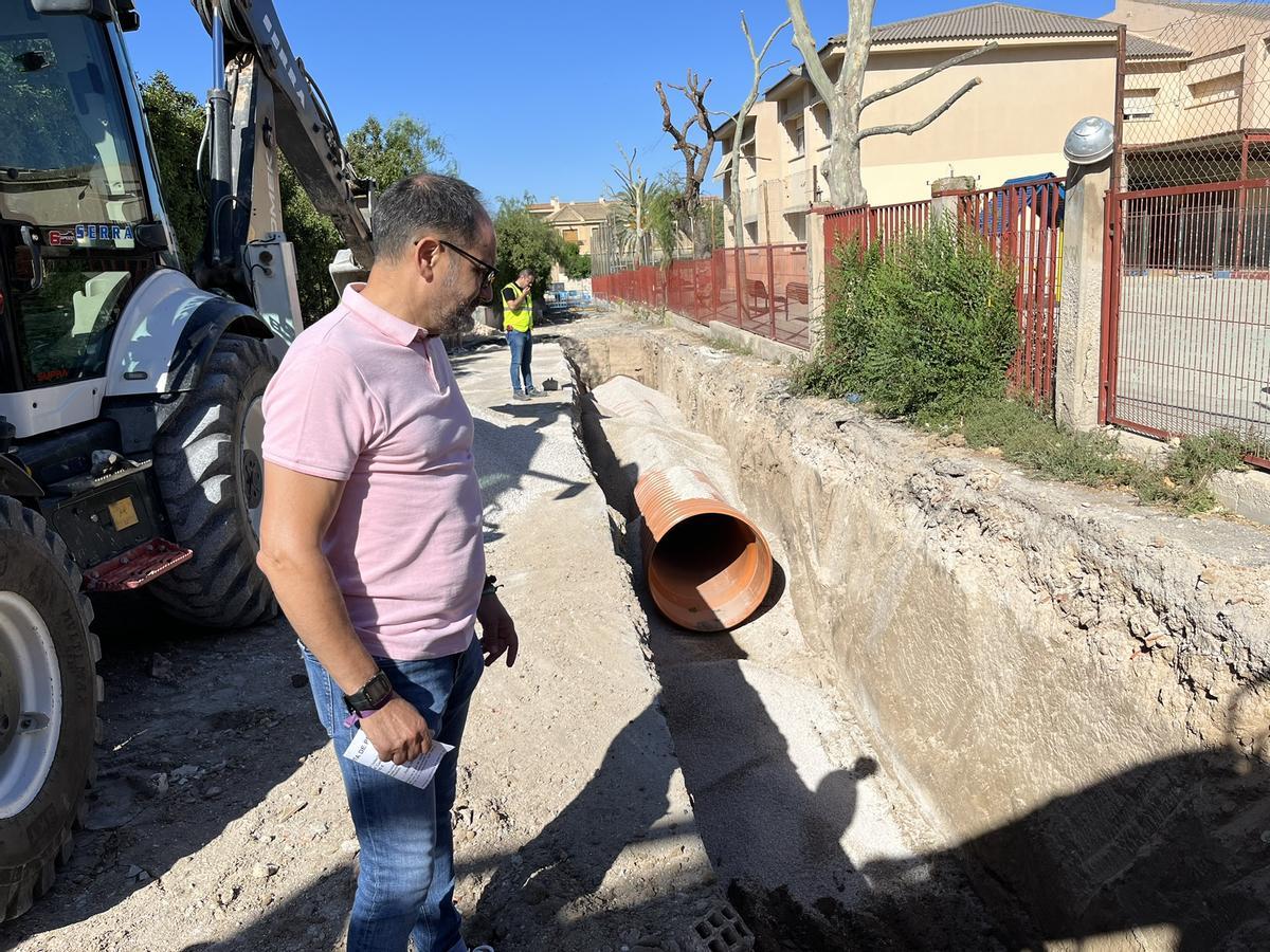 El concejal comprobando la instalación de la nueva tubería del alcantarillado en El Campet.