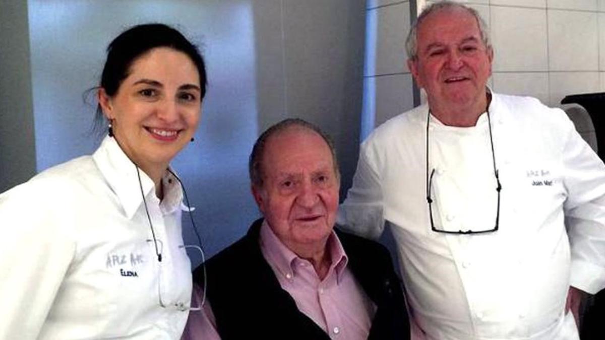 El rey Juan Carlos, junto al cocinero Juan Mari Arzak y su hija Elena, cuando visitó el restaurante vasco en diciembre del 2014.