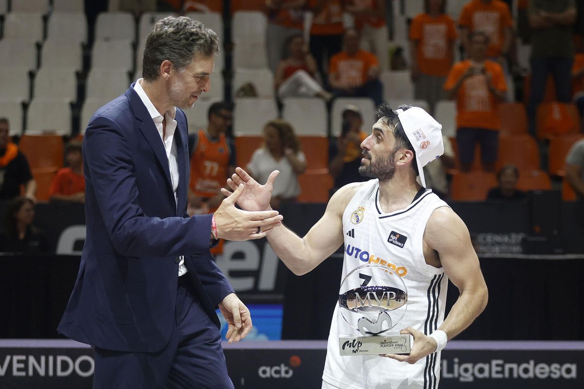 VALENCIA, 25/06/2025.- El base del Real Madrid Facondo Campazzo (d) es felicitado por Pau Gasol tras ser elegido MVP de la final, al término del tercer partido de la final de la Liga Endesa que Valencia Basket y Real Madrid han disputado hoy miércoles en el pabellón de la Fuente San Luis. EFE/Miguel Ángel Polo