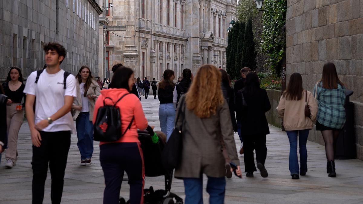Gente caminando por las calles de Santiago