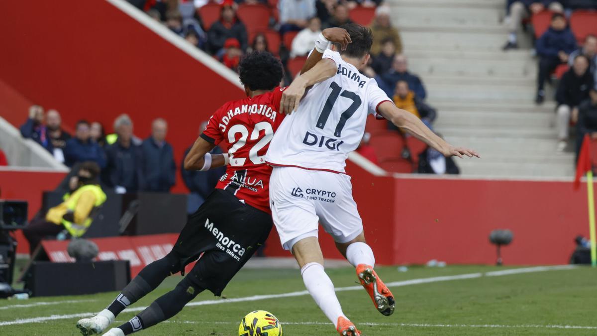 PALMA DE MALLORCA, 29/11/2025.- El delantero del Osasuna Ante Budimir (d) disputa la posesión del balón con el defensa del RCD Mallorca Johan Mojica (i) durante el partido liguero entre el RCD Mallorca y el Osasuna celebrado en el estadio Son Moix, Palma de Mallorca, este sábado. EFE/ Cati Cladera