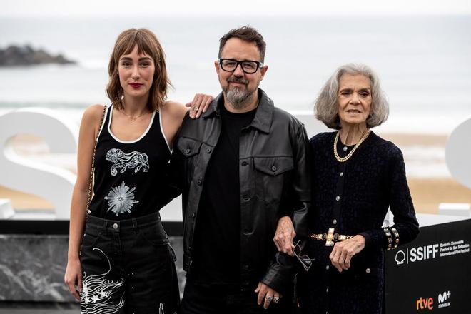 El director Paco Plaza posa Almudena Amor y Vera Valdez, actrices de 'La Abuela', en el Festival de Cine de San Sebastián