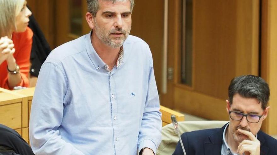 La mitad del grupo del PSOE en el Parlamento rechaza el expediente a Martín Seco