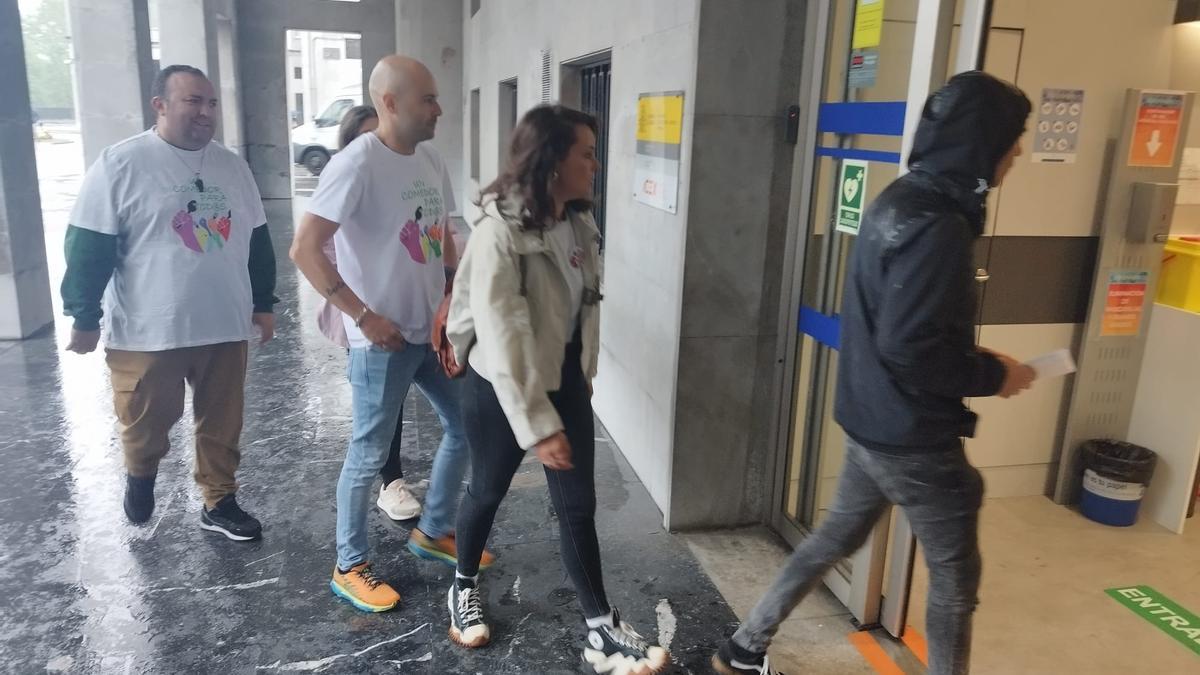 Los padres langreanos entrando en la Consejería de Eduació