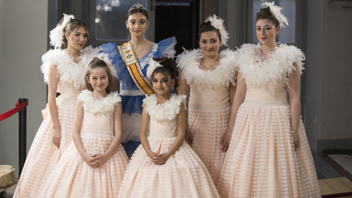 De izquierda a derecha. Laura Pérez, la ya exreina Lucía Rivera, Laura Fernández, Laura Rodríguez, y las niñas Carla Fernández y Esmeralda Mata, antes de comenzar la gala en 2024.