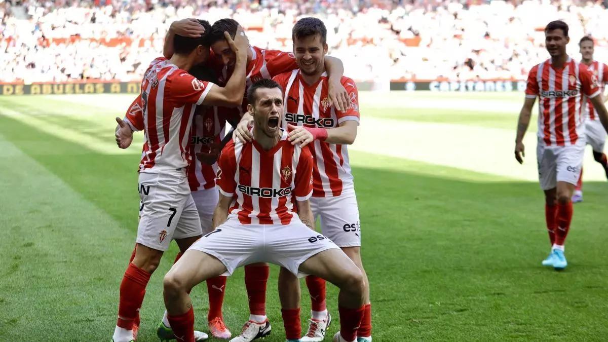 Jonathan Dubassin celebra un gol con el Sporting de Gijón, esta temporada.