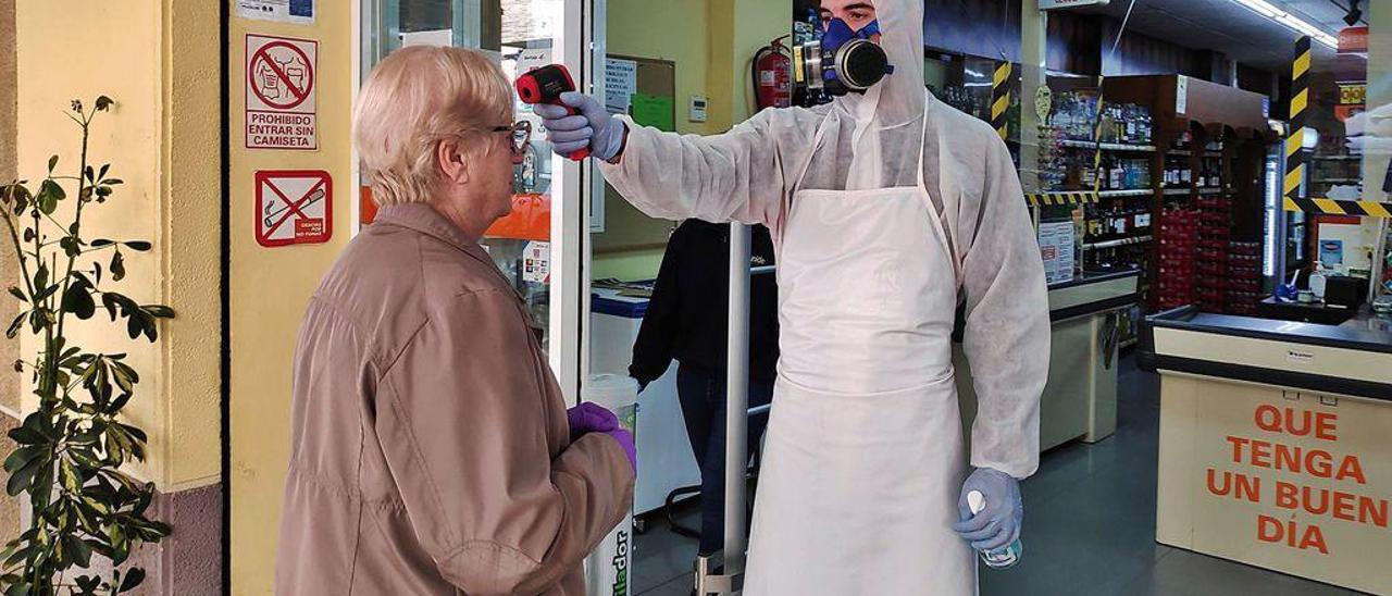 Una mujer se somete a un control de temperatura antes de acceder a un supermercado.