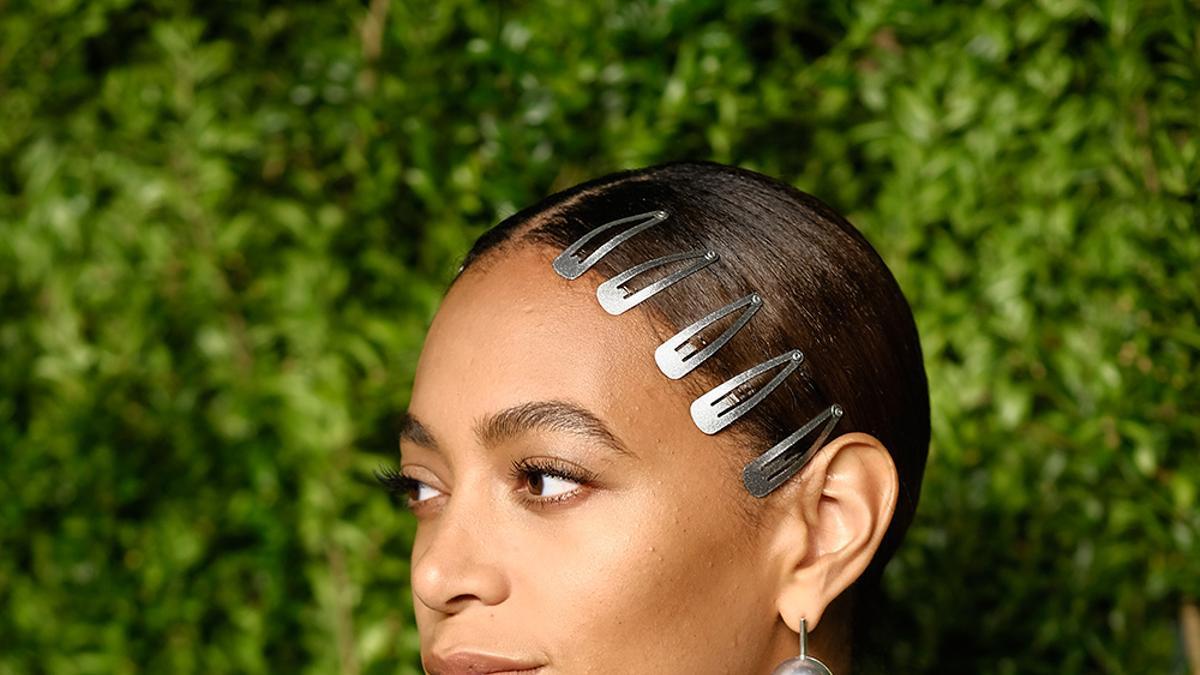 Solange Knowles con horquillas metalizadas a la vista