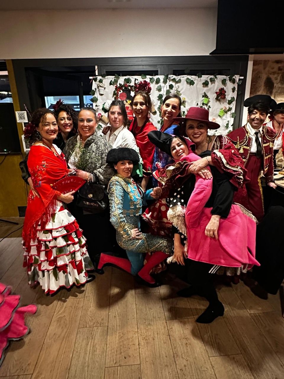 Asistentes a la fiesta de carnaval en el restaurante O 48 da Platería.