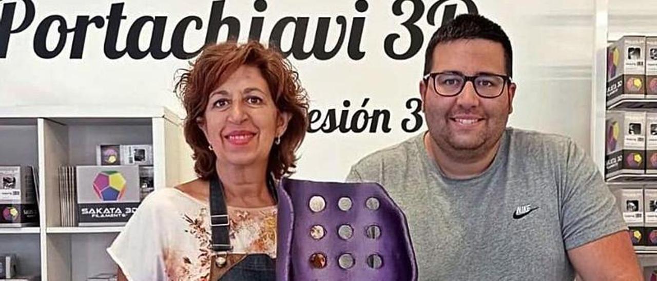 Por la izquierda, Ángela García y Alejandro Gil, madre e hijo, con la silla ortopédica infantil que han diseñado en su empresa.