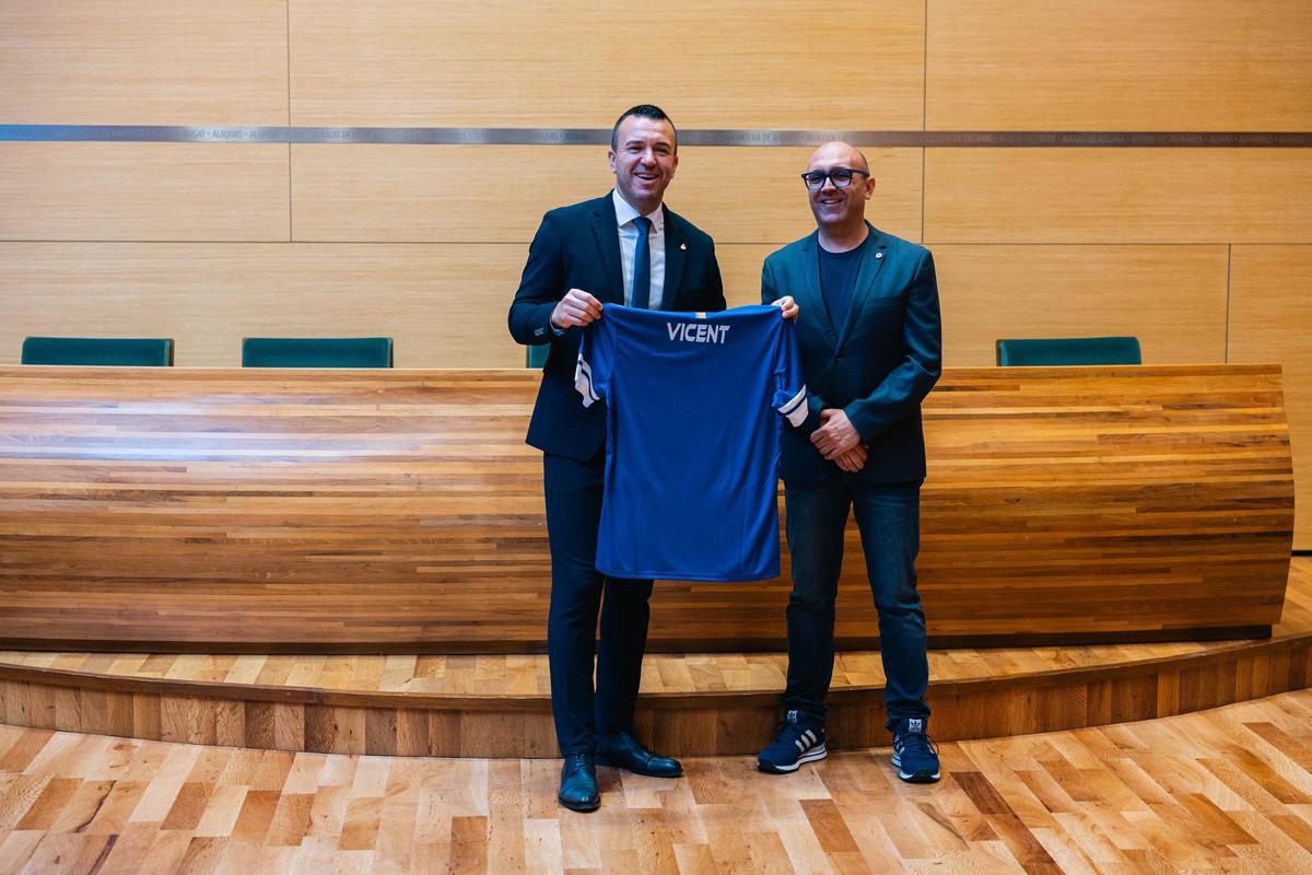 Vicent Mompó, amb la seua samarreta personalitzada, lliurada per Vicent Molines.