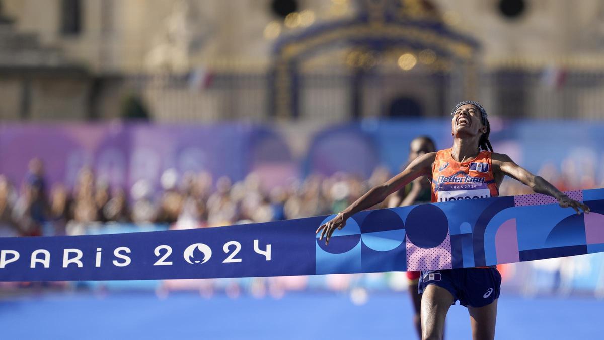 La holandesa Sifan Hassan cruza la línea de meta para ganar la medalla de oro en prueba de maratón femenino en los Juegos Olímpicos