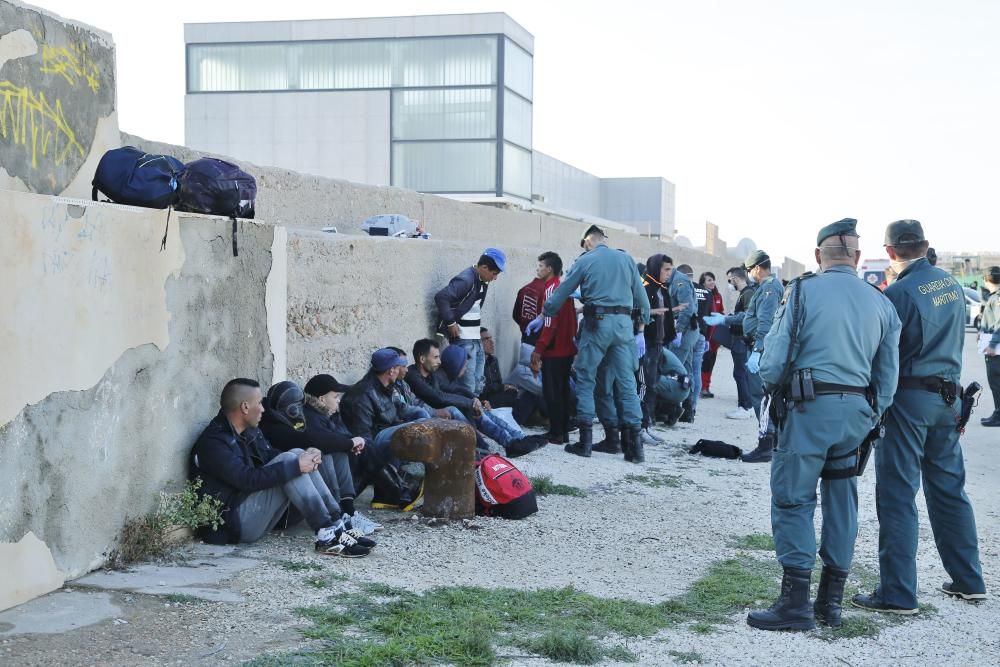 Acogida de los inmigrantes en el muelle de la Sal de Torrevieja por parte de la Cruz Roja