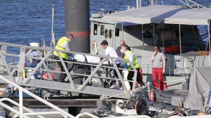 Rescate del cadáver, ayer por la tarde, por efectivos de la Comandancia Naval del Miño.