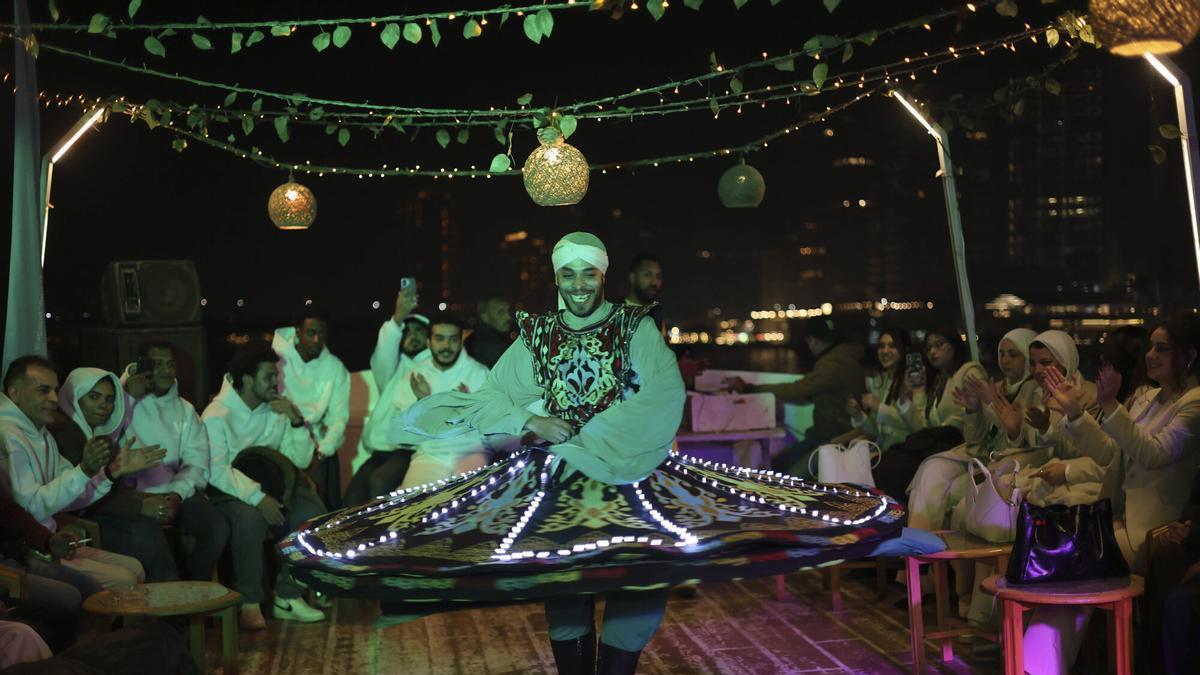 Una demostración de la danza egipcia durante un paseo nocturno en barco por el Nilo
