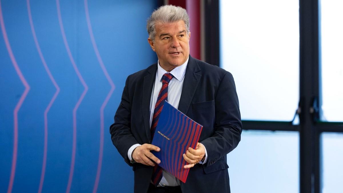 Laporta se prepara para la rueda de prensa