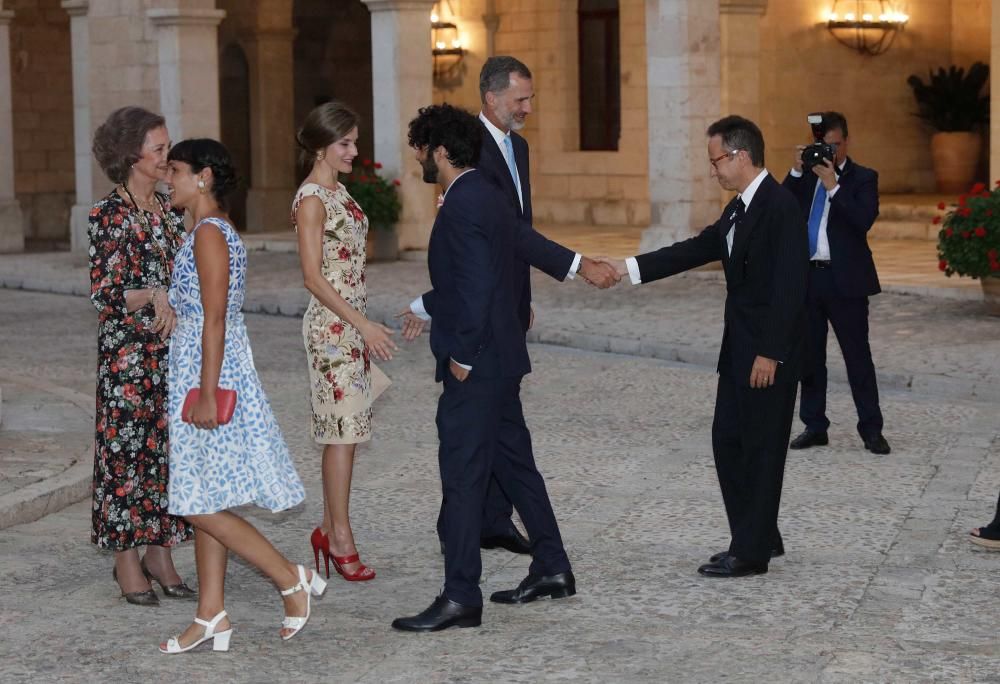 Los Reyes reciben a la sociedad balear en la Almudaina