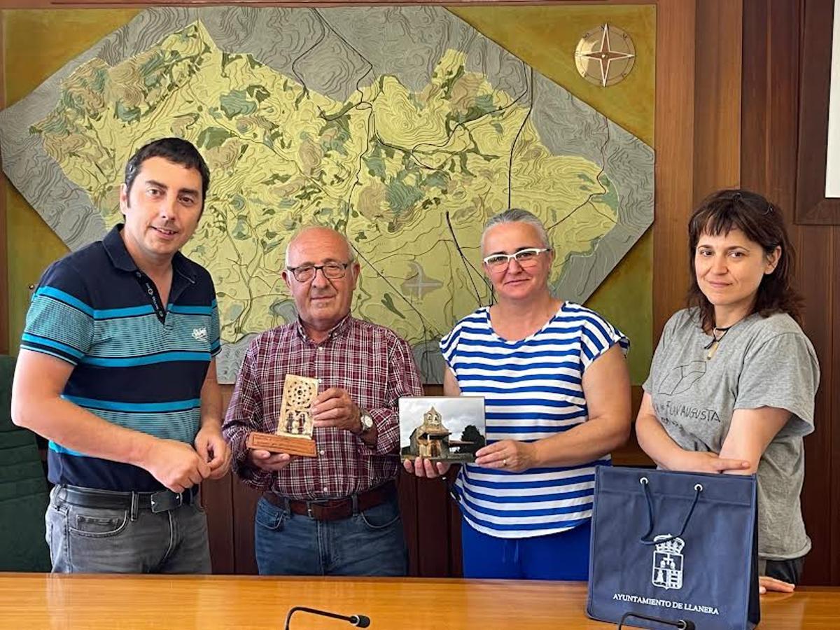 Esperanza Martín, Eva Pérez, Juan Manuel Rodríguez y Gerardo Sanz, en una imagen de 2022. Rodríguez es el dueño de la finca de Lucus Asturum, que cede cada año para las investigaciones.