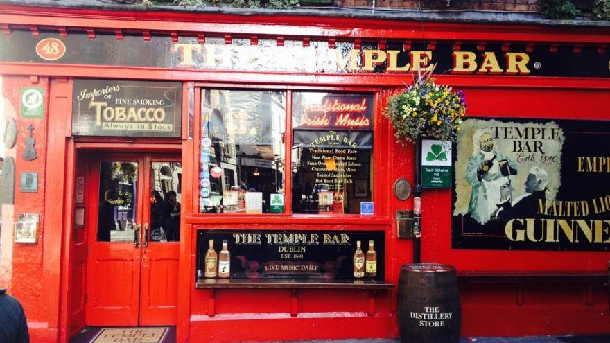 Fachada del famoso Temple Bar, masificado de turistas.