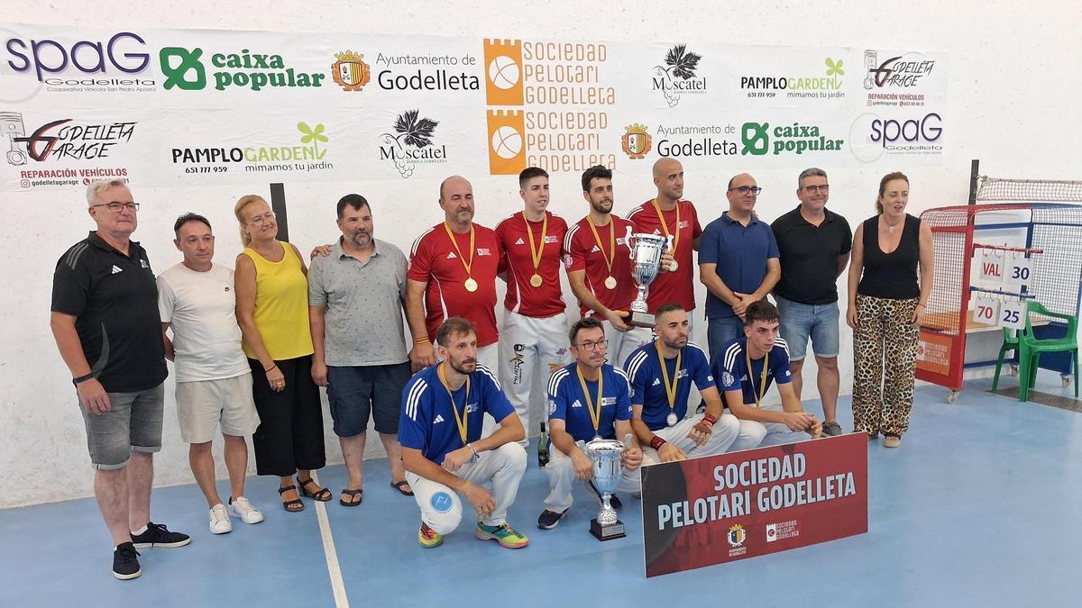 Campeones y subcampeones con autoridades y patrocinadores.