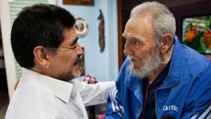 Fidel Castro recibe a Maradona en La Habana