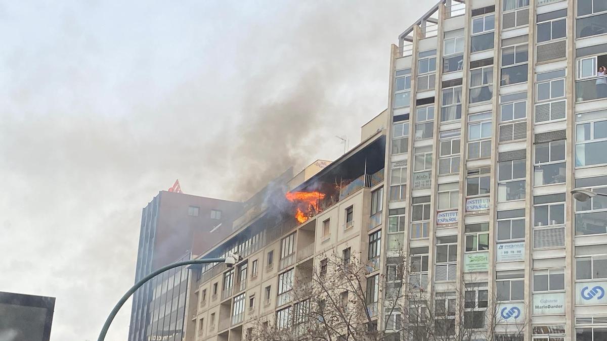 INCENDIO AVENIDAS PALMA | Alarma por un gran incendio en un edificio en las Avenidas de Palma
