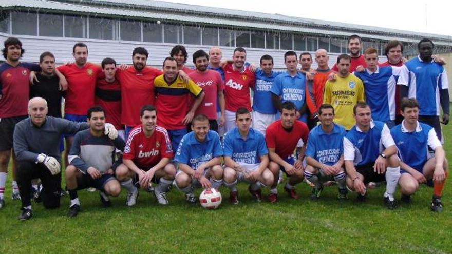 Foto de familia de los equipos de la Escuela de Práctica Jurídica del Colegio gijonés (de oscuro) y la UTE de Villabona.