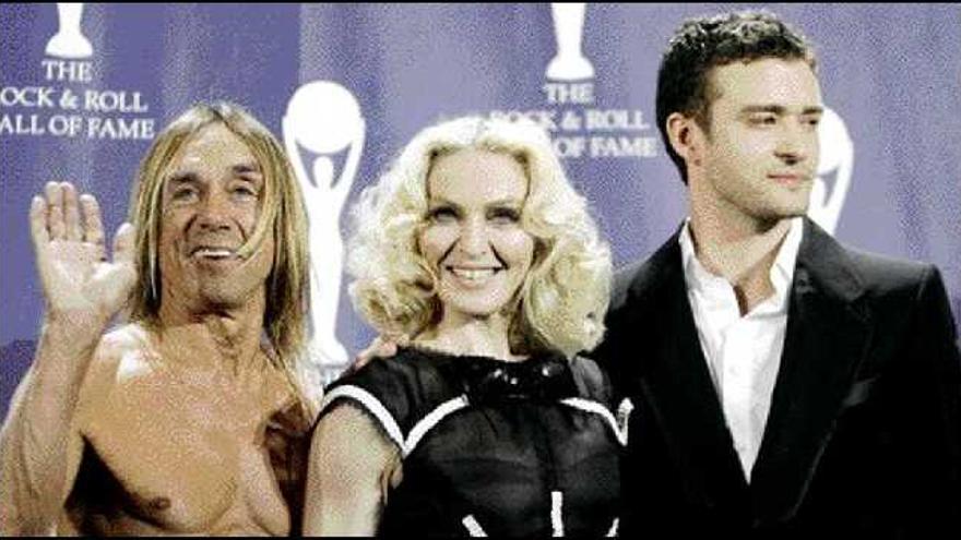 Madonna, flanqueada por los músicos Iggy Pop (izquierda) y Justin Timberlake. / peter fOLey