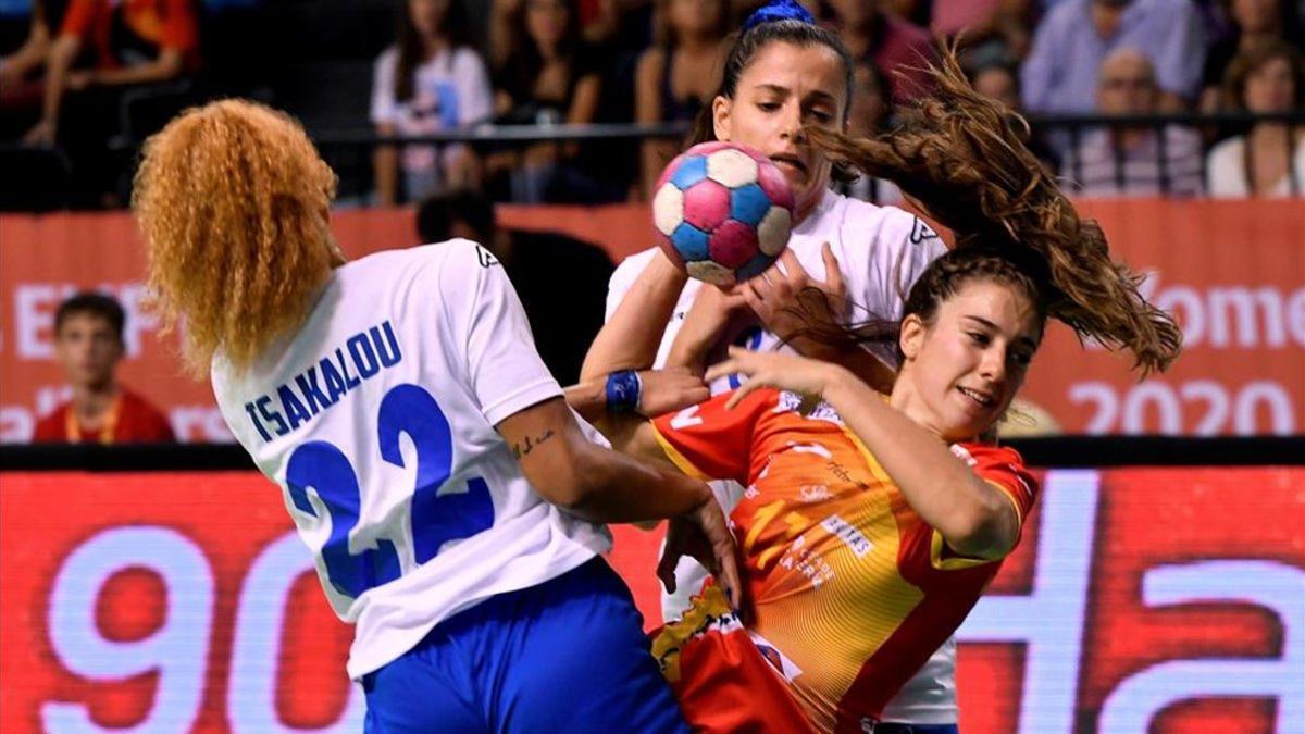 Jénnifer Gutiérrez intenta el lanzamiento ante dos jugadoras griegas