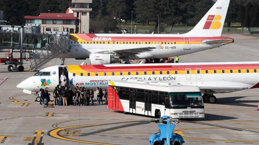 Vuelos de Air Nostrum en la terminal de Peinador // A. IRAGO