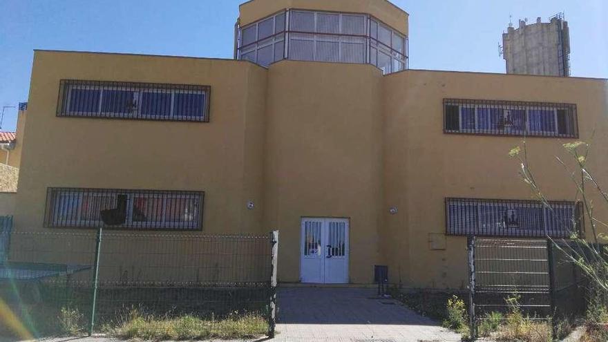 Edificio municipal del barrio de San Isidro donde podría estar instalada la sede del servicio de cocina solidaria.